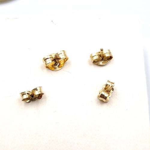 435 - Two pairs of 9K gold stud earrings of a total weight of 1.64 grams.