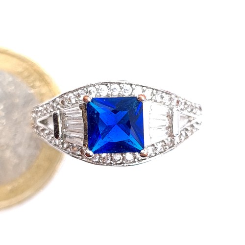 461 - A very pretty blue stone cocktail ring, size P, weight 3.41 grams, boxed.