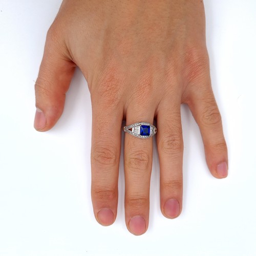 461 - A very pretty blue stone cocktail ring, size P, weight 3.41 grams, boxed.