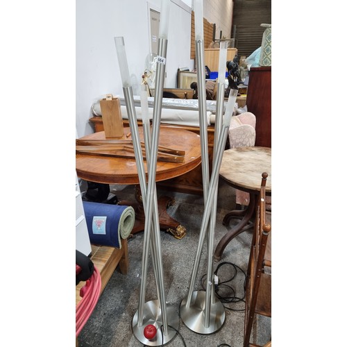 664 - A pair of very cool contemporary floor lamps with three stems and frosted glass shades each. In a mo... 