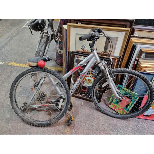 904 - A Giant Rock mountain bicycle with Shimano gears. Frame MM: 20 inches. Wheel needs reattaching. In s... 