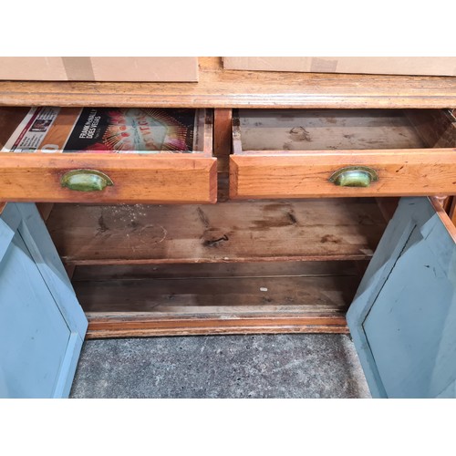 628 - Star Lot : A stunning well made early 20th Century dressing unit boasting two nicely sized pull out ... 