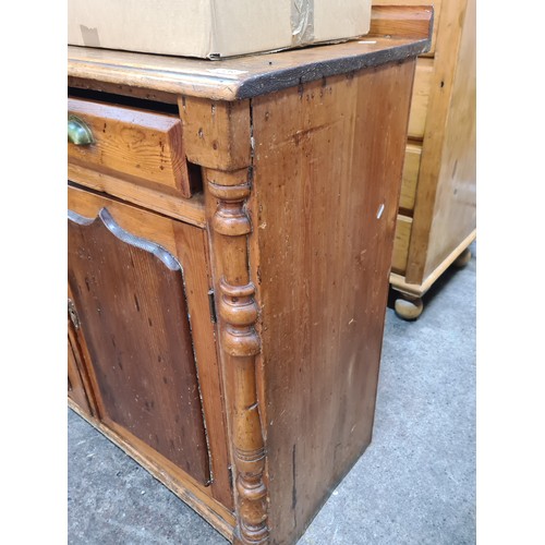 628 - Star Lot : A stunning well made early 20th Century dressing unit boasting two nicely sized pull out ... 