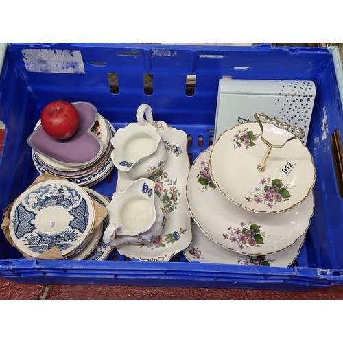 912 - A collection of fine porcelain ware including a pair of Aynsley milk jugs and serving platter in the... 