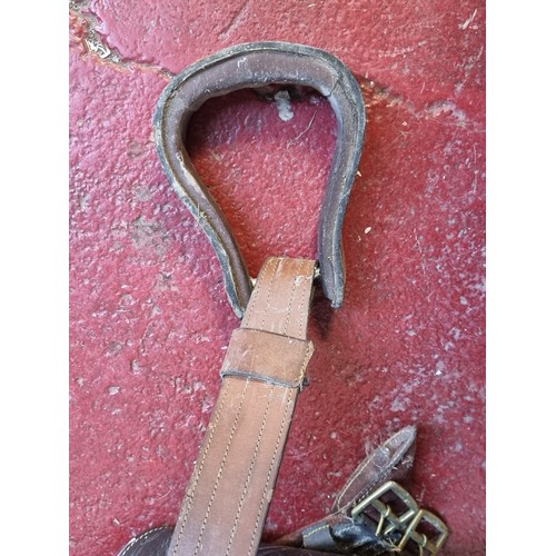 324 - A rare Australian stock saddle made by The Australian Stock Saddle Company. Comes with girth, overgi... 