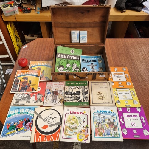 722 - A nice collection of vintage Irish language books and pamphlets including two by Seán Tóibín. In a v... 