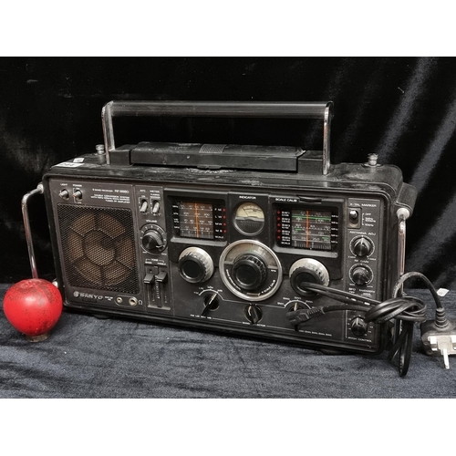 244 - Star Lot ; A fantastic Sanyo RP 8880UM portable radio. Comes complete with original service manual. ... 