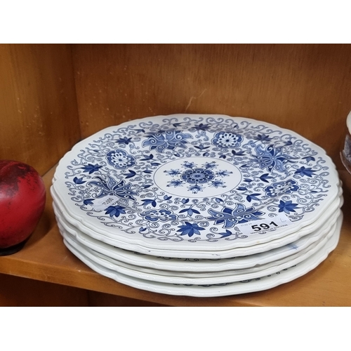 591 - 6 lovely blue and white 19th century dinner plates featuring a charming foliate pattern.