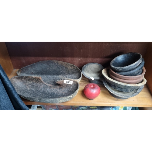 605 - A good selection of 6 bowls including a large sea coconut shell example and hand carved wooden examp... 