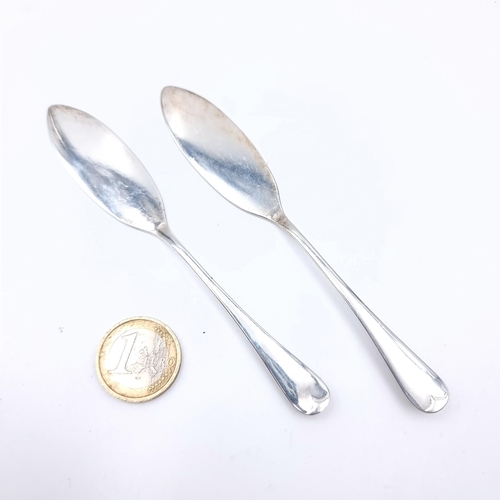 712 - Two sterling silver butter knives, hallmarked Sheffield, length 13cm, total weight 27.25 grams.