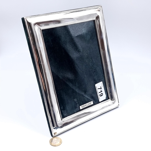 719 - A Irish silver glazed photo frame, internal dimensions 17cmx12cm, in very good condition