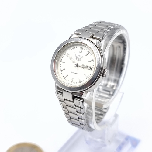 750 - A Seiko 5 automatic ladies wristwatch with white enameled face, baton dial, luminous hands, sweep se... 