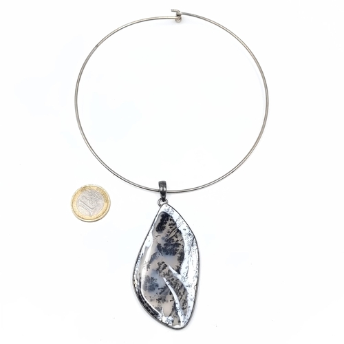 753 - A polished agate pendant set as a choker necklace.