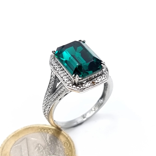 775 - A green tourmaline stone ring, set in a crown mount, size S, weight 5.5 grams, boxed.