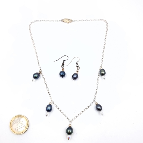 788 - A matching set of natural luster pearl necklace with matching earrings, suitable for pierced ears, l... 