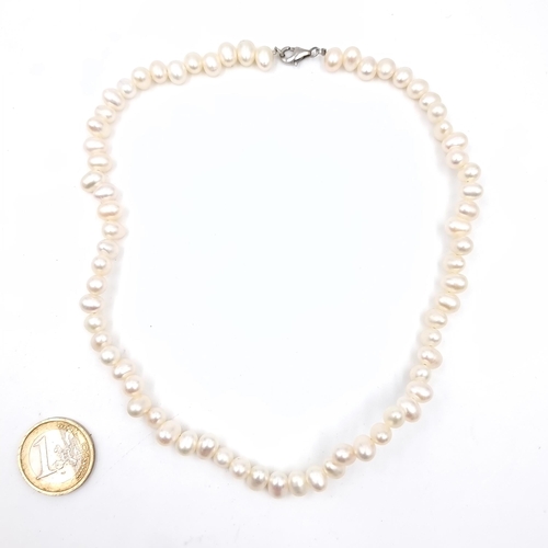 789 - A freshwater pearl necklace set with lobster clasp.