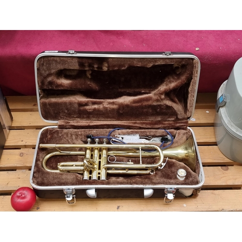 822 - An absolutely superb brass JiaJia trumpet housed in a velvet lined heavy duty hard shell travel case... 