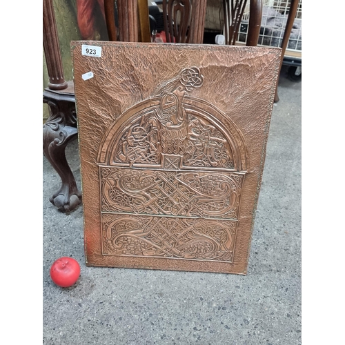 923 - A vintage relief copper plate depicting intricate Celtic knots and Insular interlace, as well as a z... 