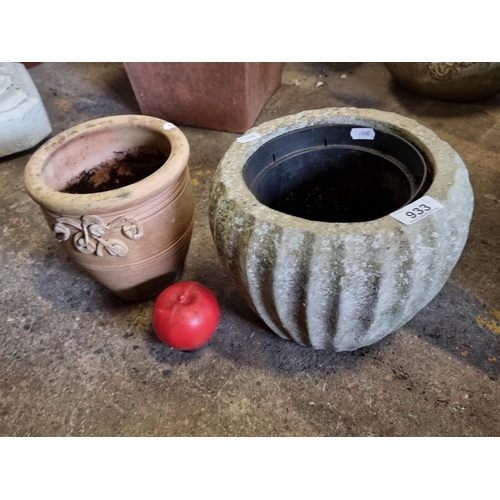 933 - a pair of very heavy reconstituted stone garden planters with a nice ribbed design.