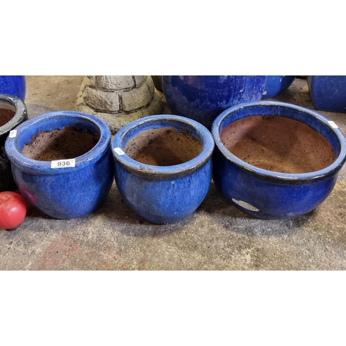 936 - Three matching terracotta planters in a vibrant blue glaze finish in varying sizes.