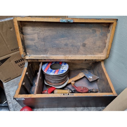 997 - A really good vintage wooden tool box with hinged lid. Comes with a vintage hand drill, a vice, two ... 