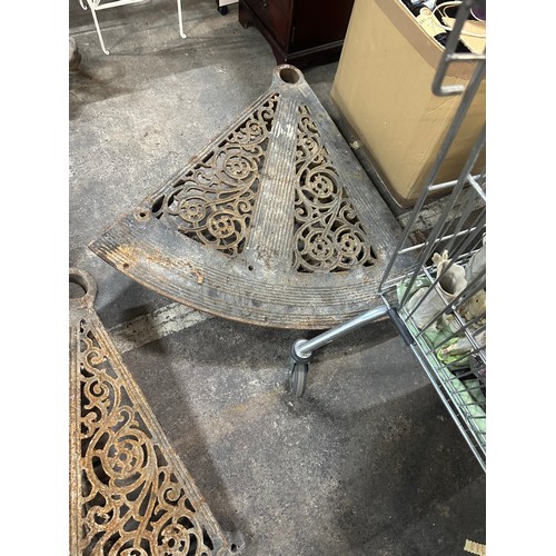 668 - Super Star Lots :  A fabulous 19th century cast metal very heavy, Spiral Stair case. 15 steps and la... 