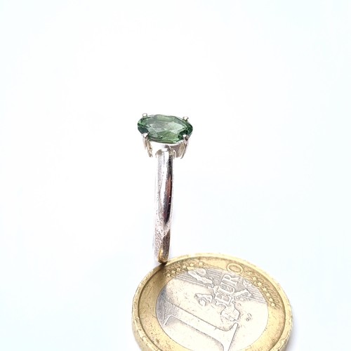 13 - A green crown set sterling silver ring, size O, weight 2.8 grams.