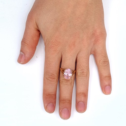 679 - Star lot : A very pretty heavy large stunning Pink quartz ring mounted in 9K gold (375), size Q, wei... 