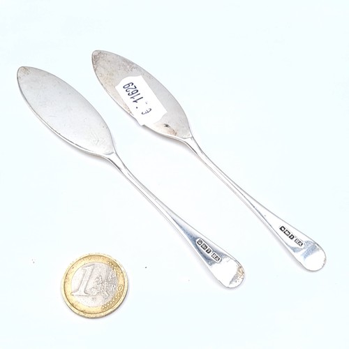 712 - Two sterling silver butter knives, hallmarked Sheffield, length 13cm, total weight 27.25 grams.