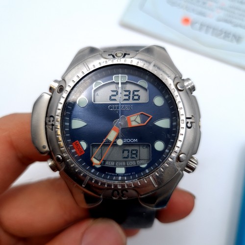 732 - Star Lot : A citizen digital divers watch, depth 200m, set with luminous hands and rubberized bracel... 