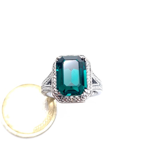 775 - A green tourmaline stone ring, set in a crown mount, size S, weight 5.5 grams, boxed.