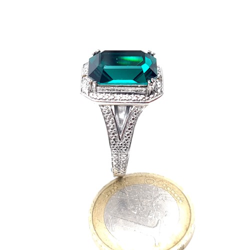 775 - A green tourmaline stone ring, set in a crown mount, size S, weight 5.5 grams, boxed.