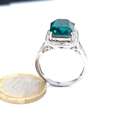 775 - A green tourmaline stone ring, set in a crown mount, size S, weight 5.5 grams, boxed.