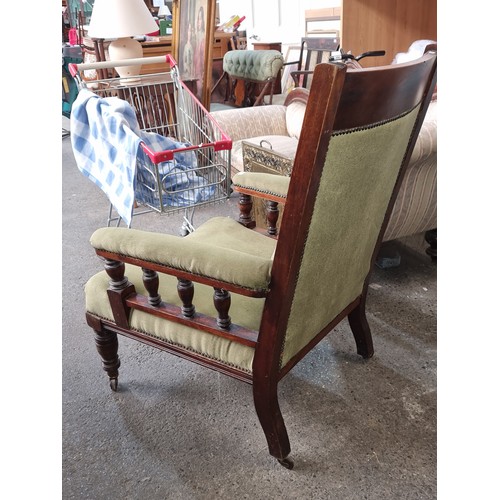 940 - A very elegant Victorian armchair with profusely turned supports and carved backrest. Features butto... 