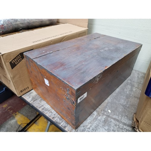 997 - A really good vintage wooden tool box with hinged lid. Comes with a vintage hand drill, a vice, two ... 