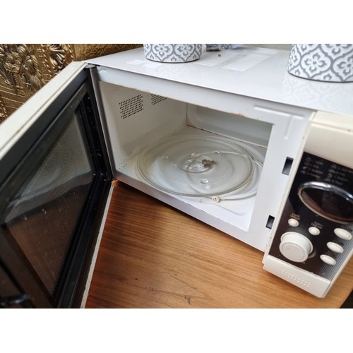 367 - A Dimplex model 46721 microwave with 23L capacity. With 900w large capacity and quick cooking.