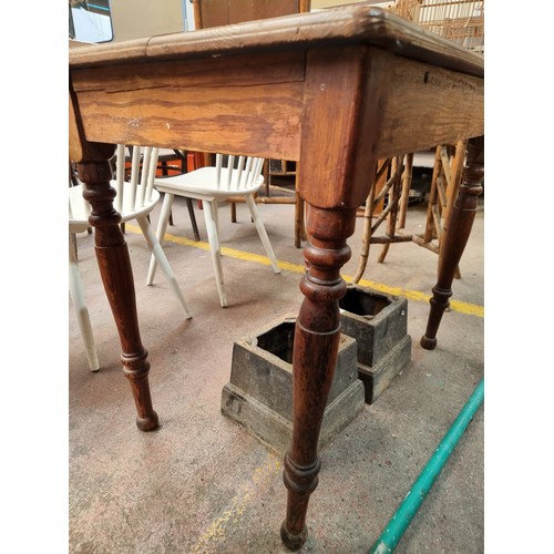 456 - A charming Victorian antique pine farmhouse side table. Lovely grain to wood with turned legs. Prove... 