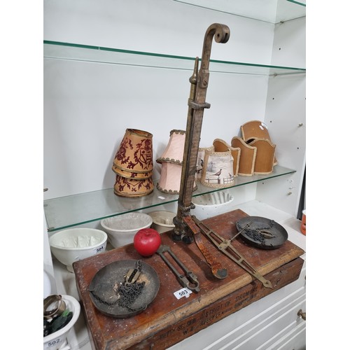 503 - Star Lot : A Victorian brass balance scales stamped W.&T. Avery. Comes with an original wooden case ... 