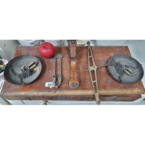 503 - Star Lot : A Victorian brass balance scales stamped W.&T. Avery. Comes with an original wooden case ... 