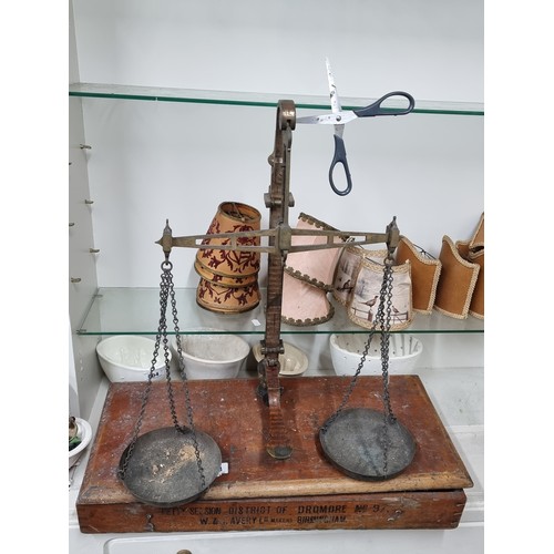 503 - Star Lot : A Victorian brass balance scales stamped W.&T. Avery. Comes with an original wooden case ... 