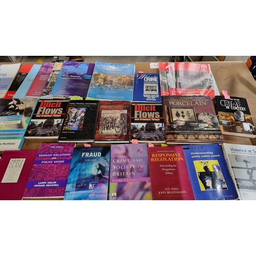 346 - A large and impressive collection of books including genres such as fraud, crime and policing.