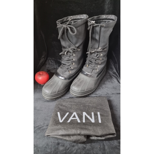 502 - Star Lot :  A fabulous pair of designer Gucci size UK 8 (labelled US 10B) snow boots. Features beaut... 