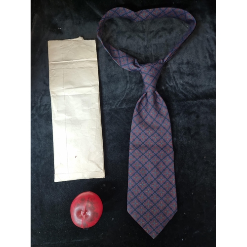 510 - Star Lot : A classic Huntsman of Savile Row London silk tie owned by Winston Spencer Churchill. Prov... 