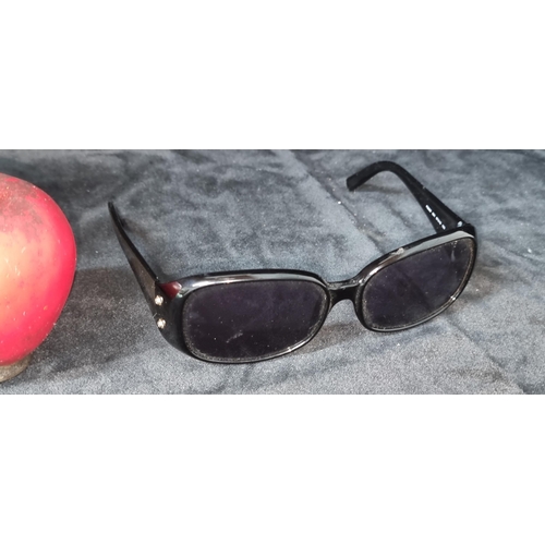 512 - A classic pair of Fendi designer oval shaped sunglasses. Stylish black frames with Fendi branding on... 