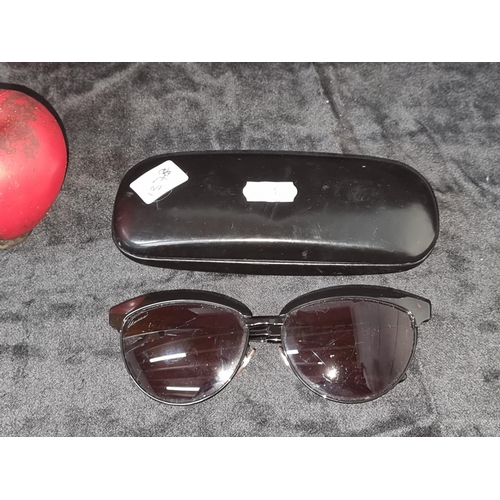 513 - A beautiful pair of Gucci GG 4249/S designer 'cat eye' sunglasses. Super retro design. Comes with or... 