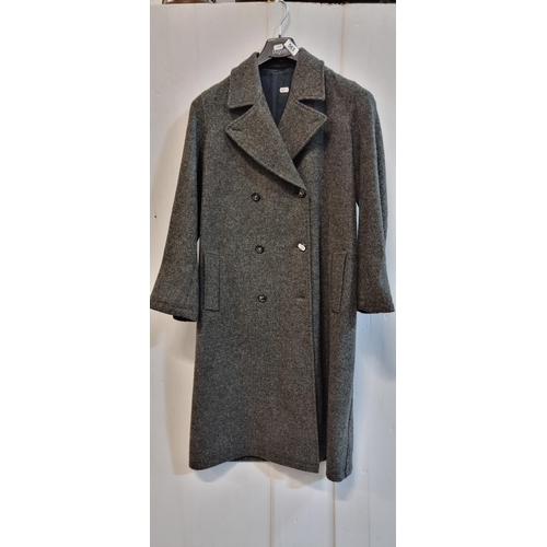 563 - Star Lot: A fabulous Margaret Howell designer tweed coat crafted from 100% wool by Harris Tweed. Dou... 