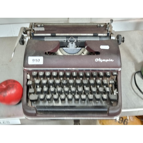 910 - A vintage Olympia deluxe typewriter.