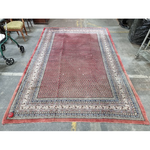 844 - Star Lot : A beautiful handknotted, hand made Persian rug. With the classic Border design this fabul... 