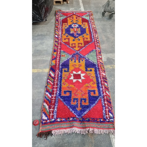 845 - Star Lot : A beautiful handknotted, hand made Persian rug. With the bright colours and deep pile des... 