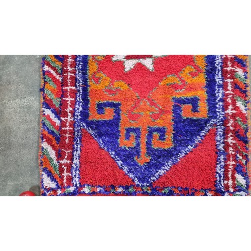 845 - Star Lot : A beautiful handknotted, hand made Persian rug. With the bright colours and deep pile des... 